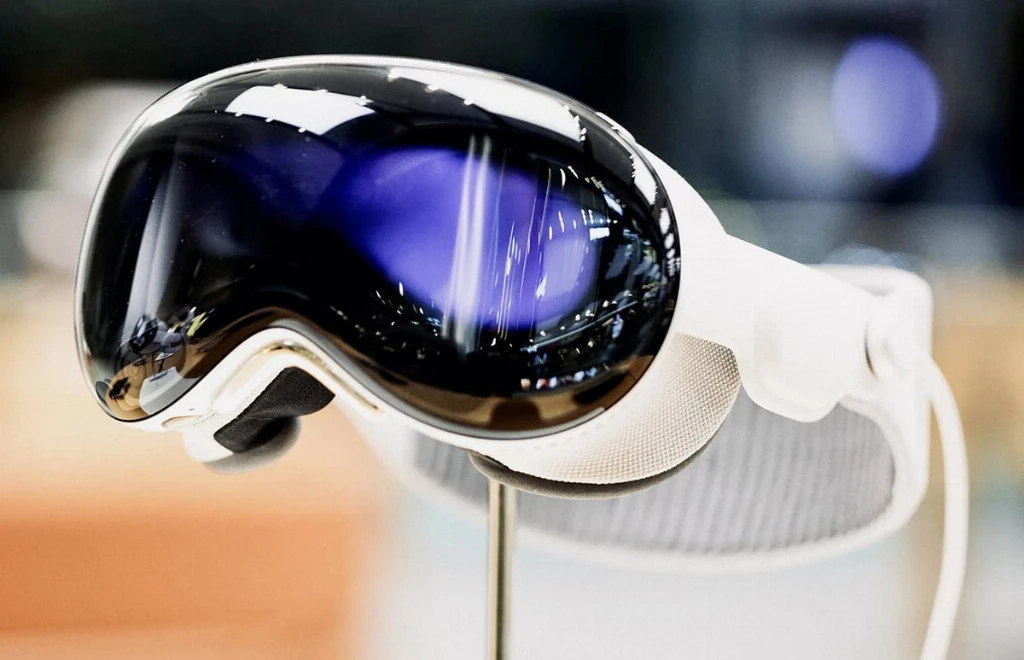 Apple несподівано відмовляється від доступної Vision Pro: Samsung уже закриває розробку ключового компонента