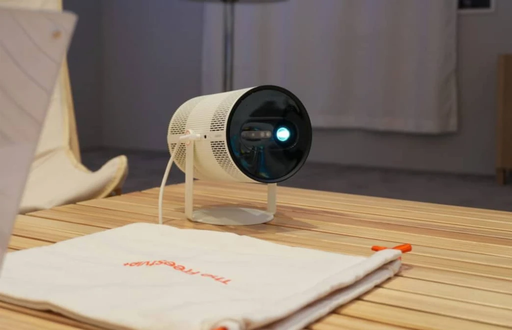 Samsung випустила оновлений портативний проєктор The Freestyle+: One UI, HDR10+ та функції на основі штучного інтелекту